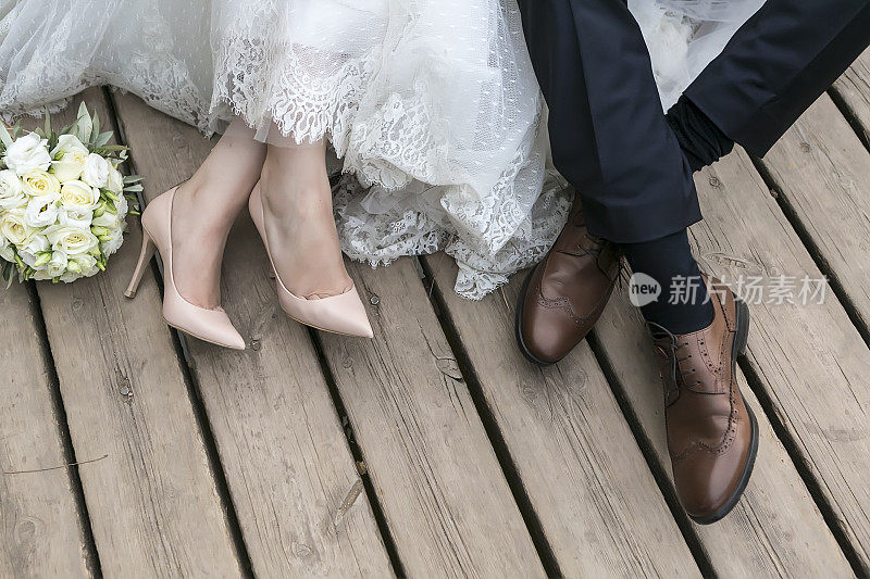 新娘和新郎的脚，婚礼鞋(软焦点)。