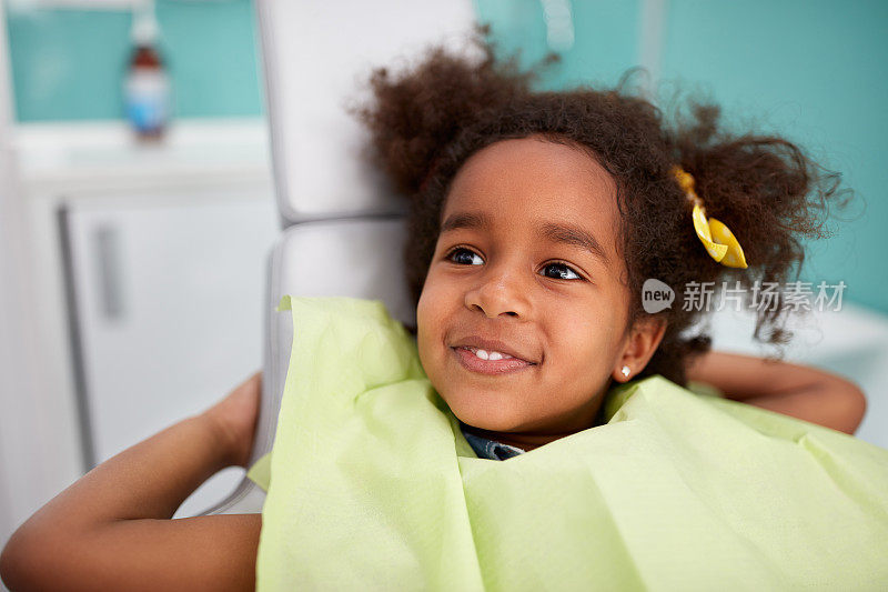 牙科治疗后满意的孩子肖像