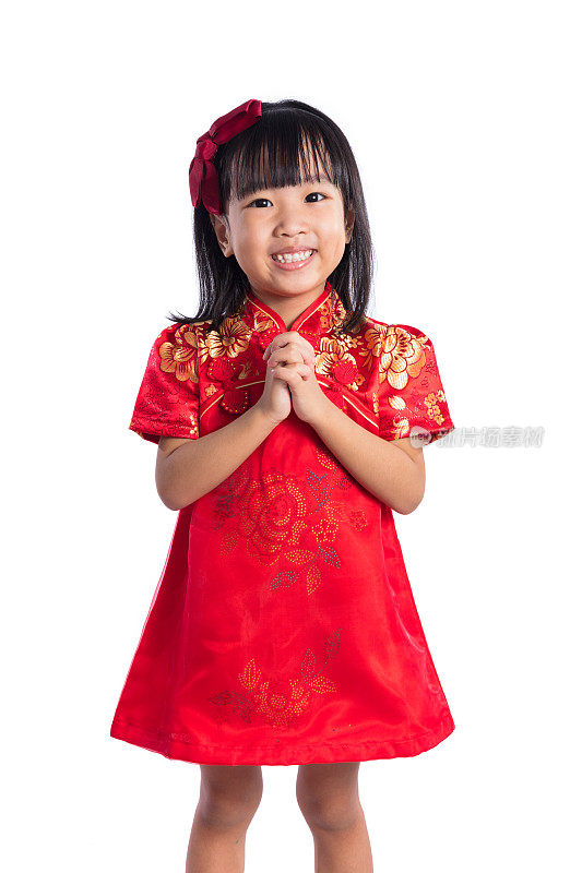 快乐的亚洲华人小个子穿着旗袍，做着问候手势
