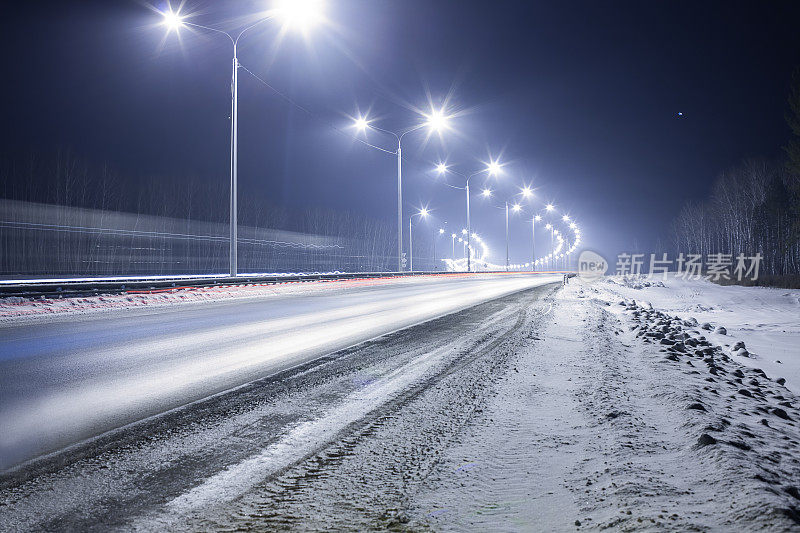 冬季夜间高速公路