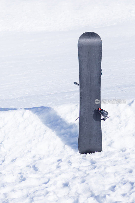 在白雪上玩滑雪板