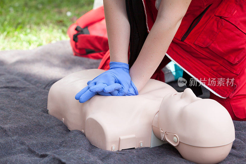 医护人员在假人身上演示心肺复苏(CPR)