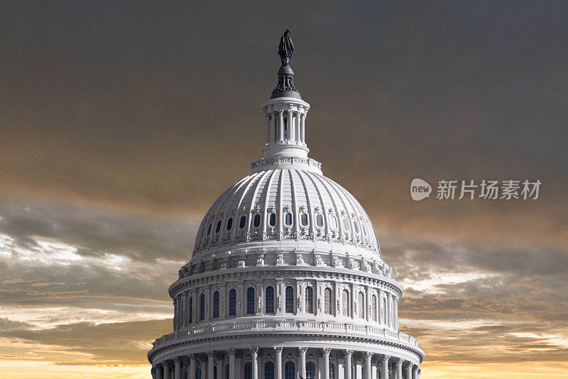 美国国会大厦圆顶与暴风雨日落天空