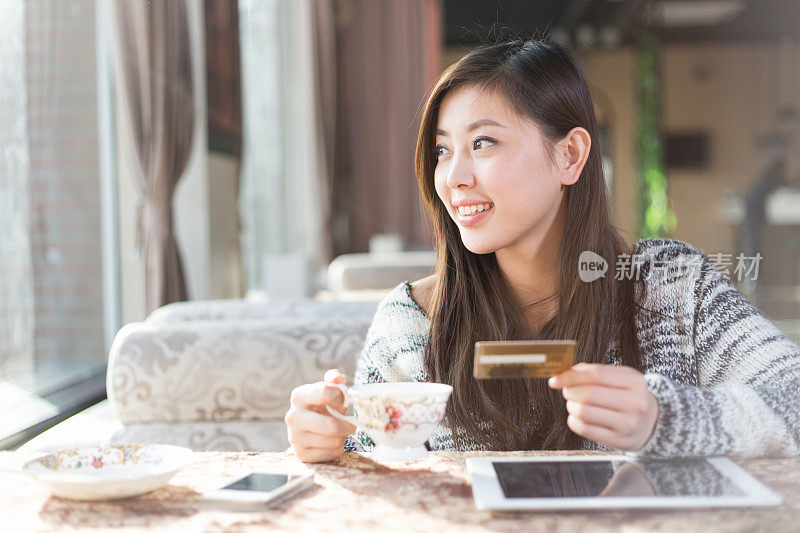 年轻漂亮的女人坐在咖啡馆里