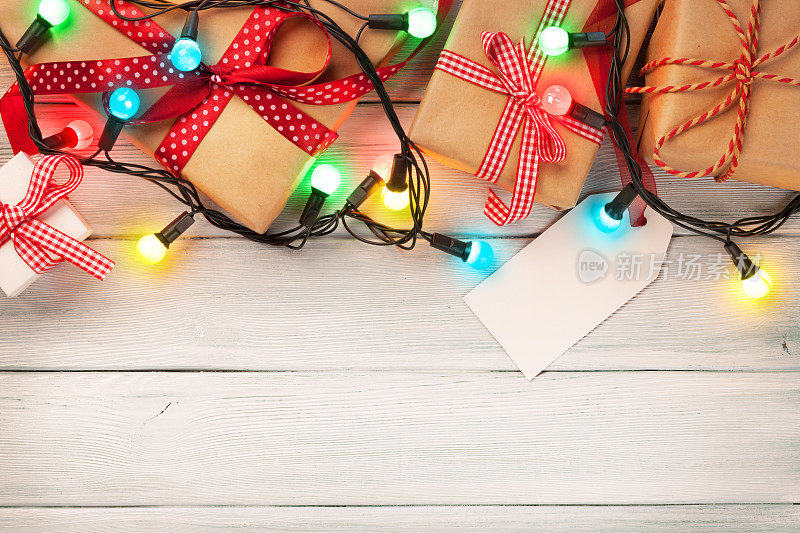 圣诞木制背景灯和礼品盒