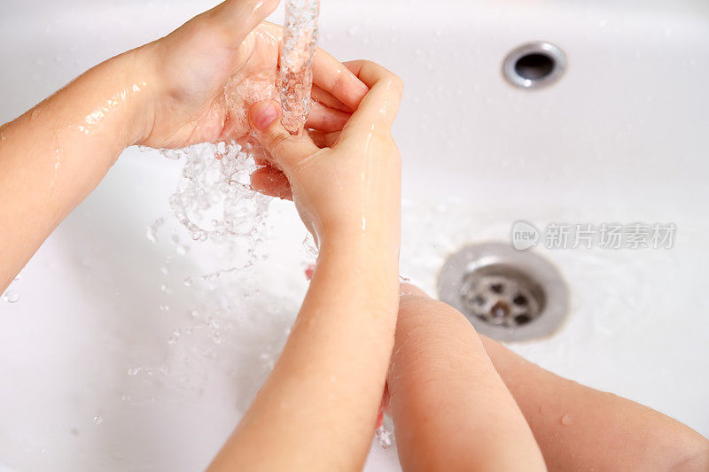孩子们洗手