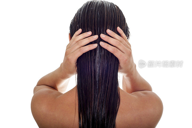 头发护理的概念。后视图的女人与长湿头发，白色的背景