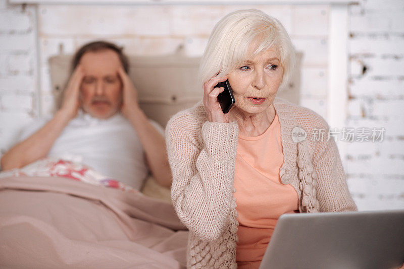 老妇人打电话找生病的丈夫