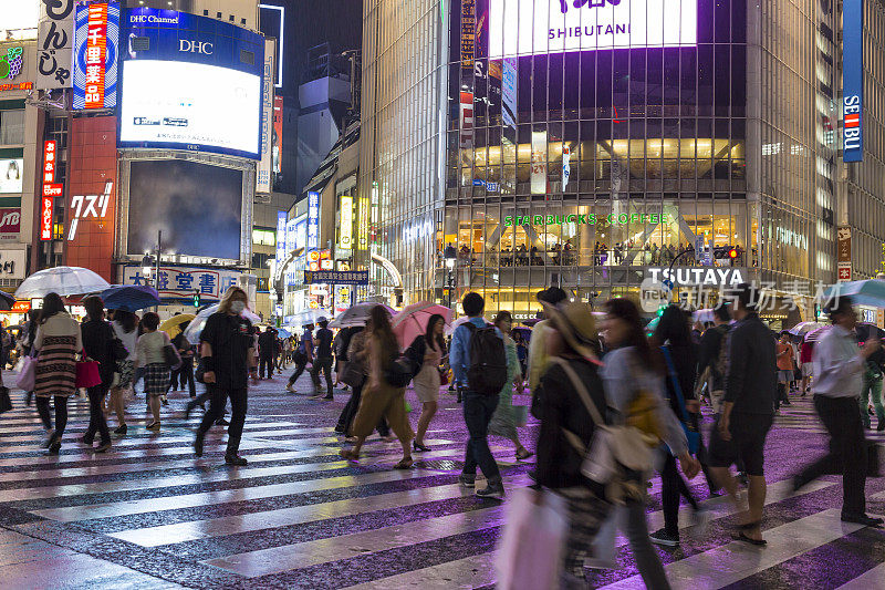 在日本涩谷十字路口，人们正在过马路