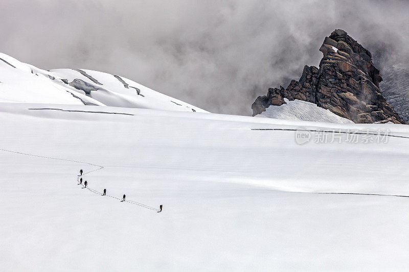 登山运动员在冰川上