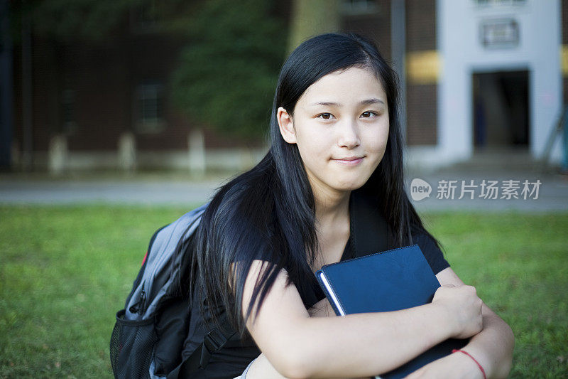 女学生坐在草地上