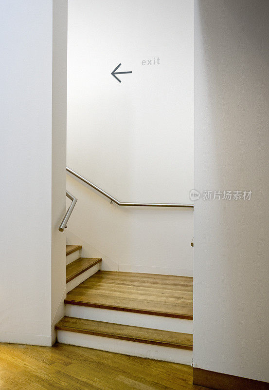 现代建筑室内采用木制楼梯
