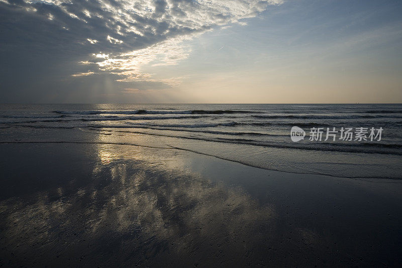 海滩上五颜六色的日落