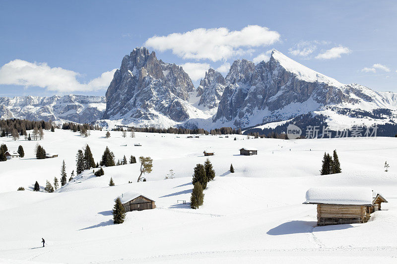 男子在Langkofel山越野滑雪(Dolomites，意大利)