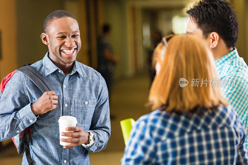 学生在学校和朋友一起笑