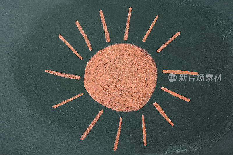 粉笔在黑板上画太阳的特写