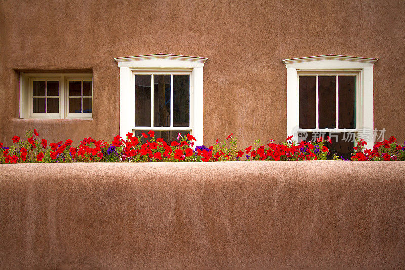 圣达菲风格:红花背后的土坯墙
