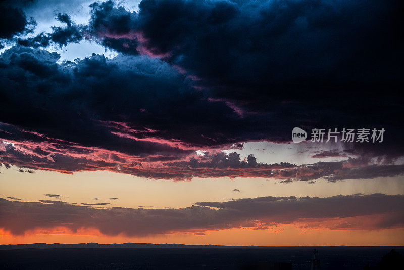 美丽的日落天空和地平线上的云朵