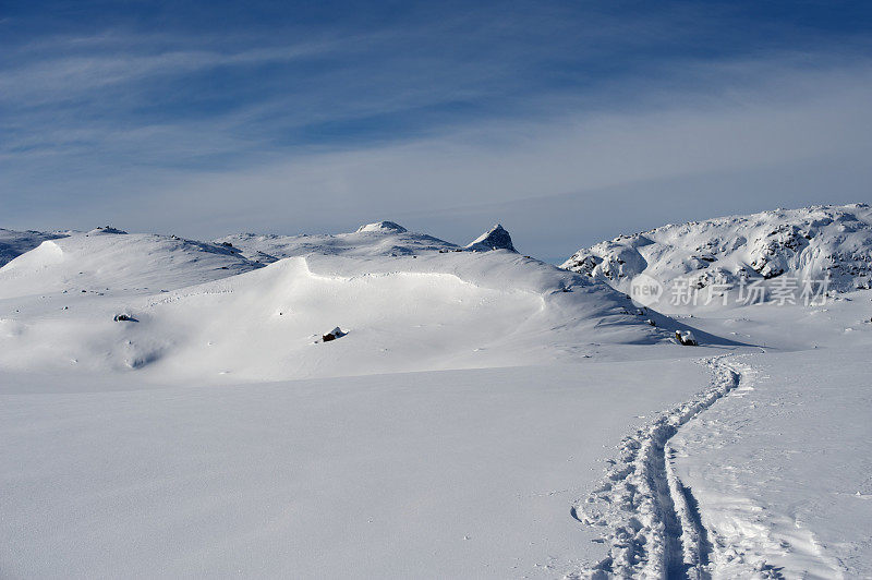 在Jotunheimen国家公园的山区滑雪