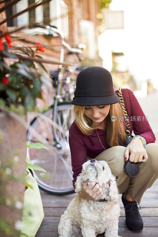一个年轻女人和她的狗