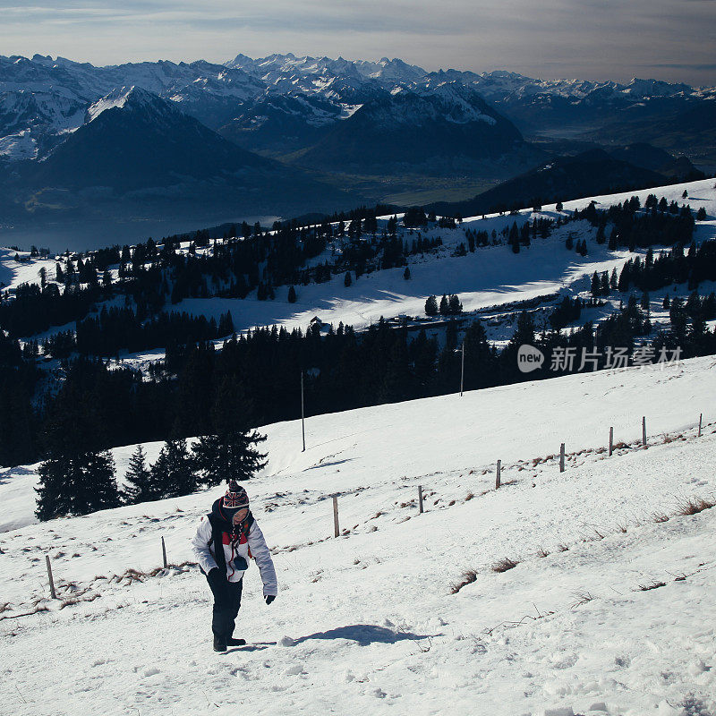 冬季运动家庭远足活动在瑞士阿尔卑斯山
