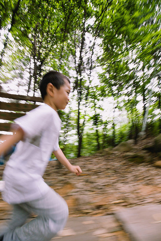 亚洲小孩在山上徒步旅行