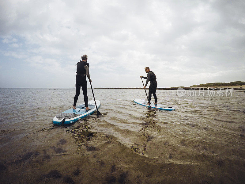 两个男人Paddleboarding