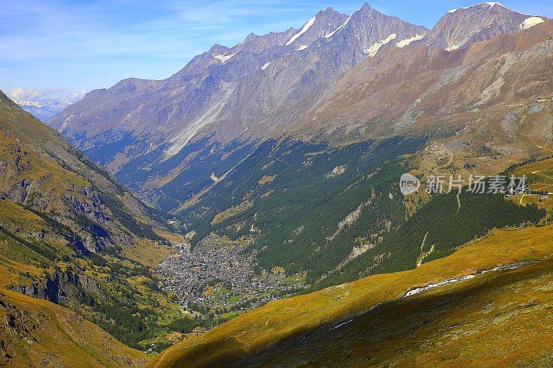 全景以上泽马特阿尔卑斯村城市景观山谷，瑞士阿尔卑斯山