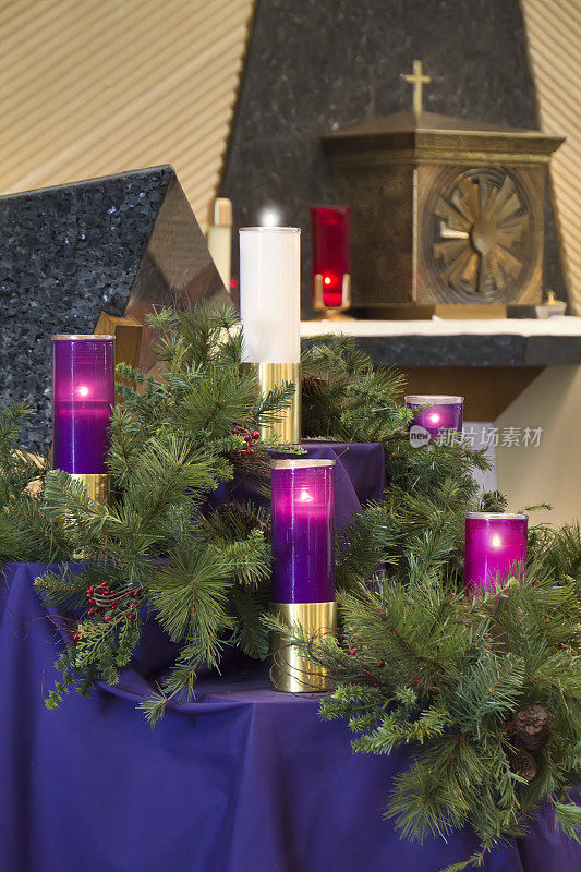天主教教堂庆祝圣诞花环蜡烛