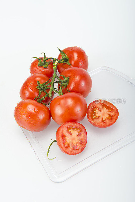 准备切的番茄