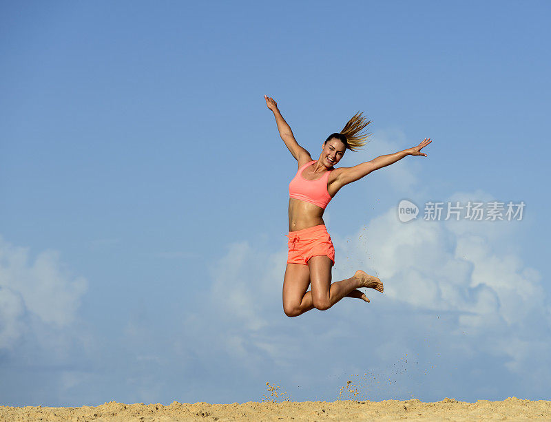 在海滩上锻炼的女人