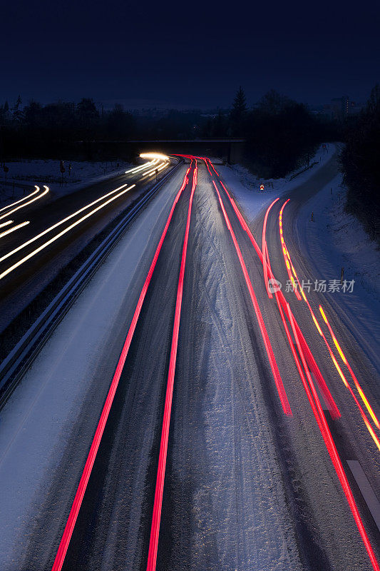 积雪覆盖的公路-长时间曝光，模糊的运动