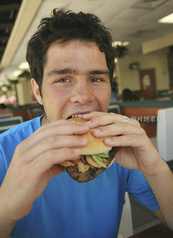 青少年在吃汉堡