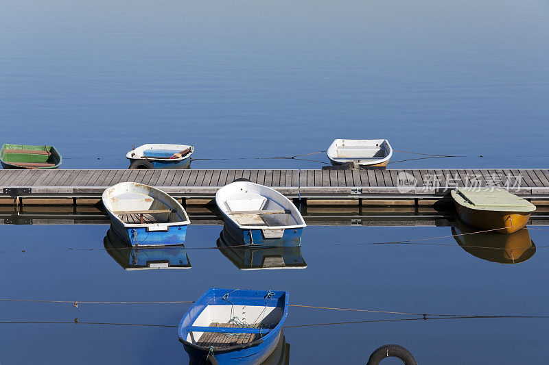 平静的湖面上停泊着小船