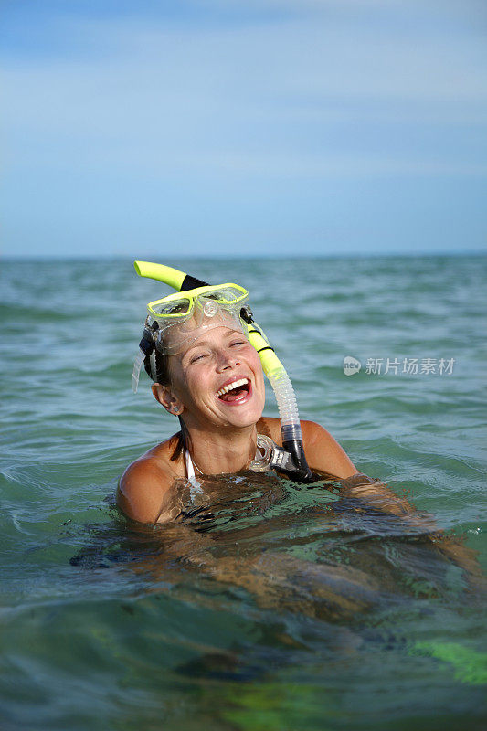 水中微笑的浮潜女子