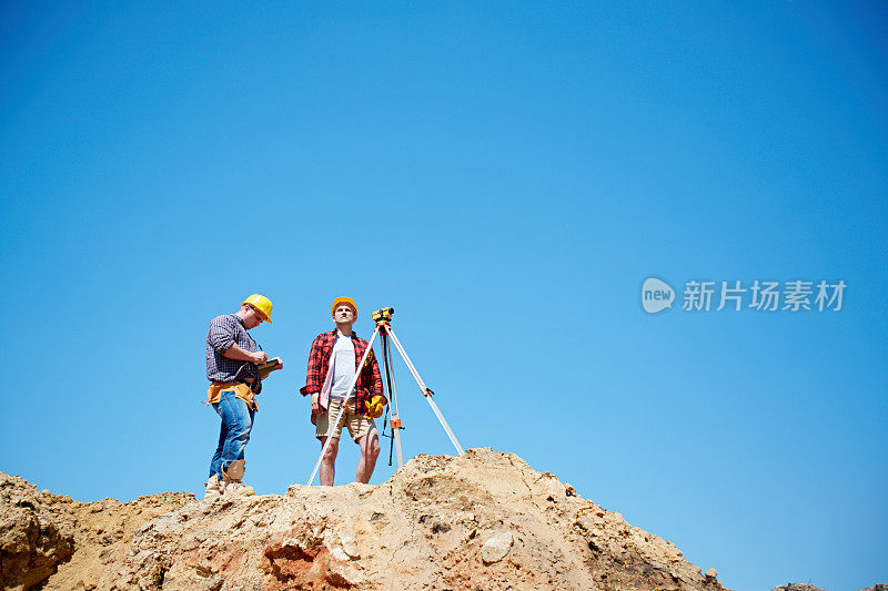 测量师用水平仪测量