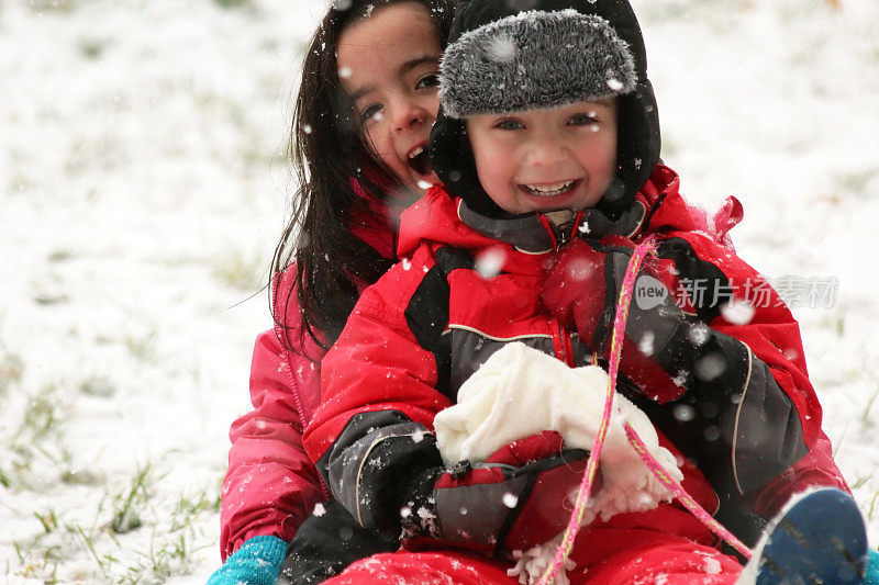 孩子们玩雪橇