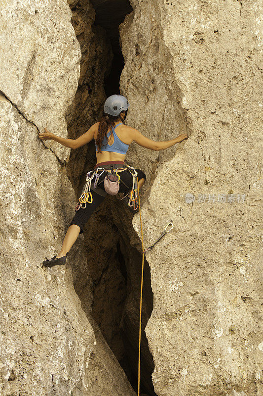 女人rockclimbing