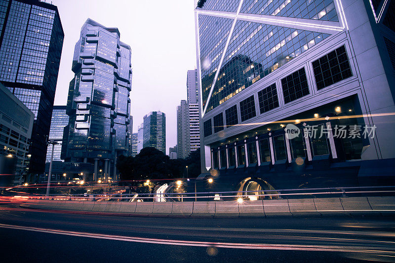 香港城夜深，车灯步道