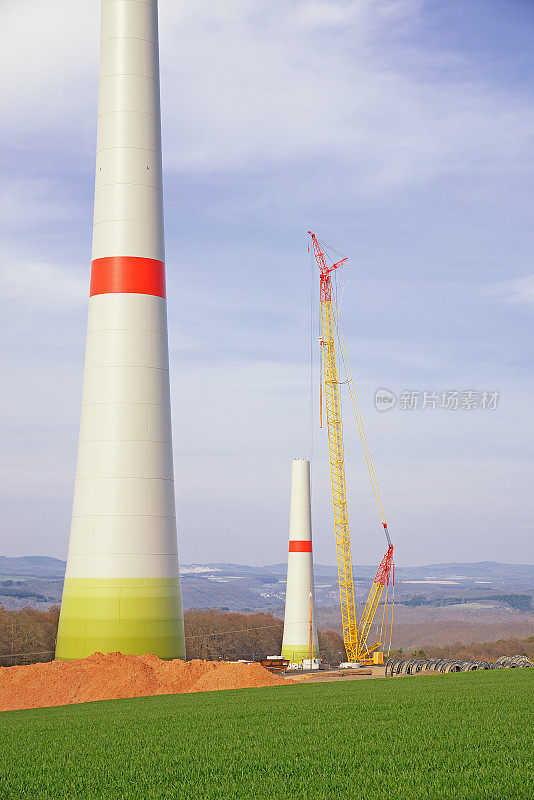 风力发电塔架施工现场采用移动式起重机