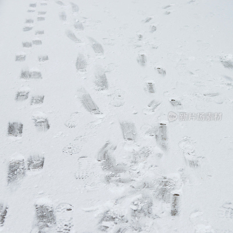 雪地上的一组脚印