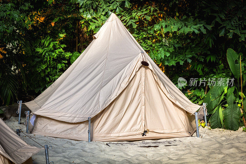热带海滩上的夏日帐篷