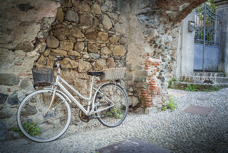 倚靠在旧墙上的老式自行车