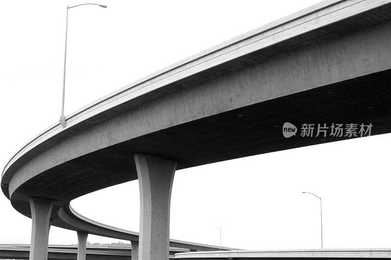 高速公路从立交桥下的弧形