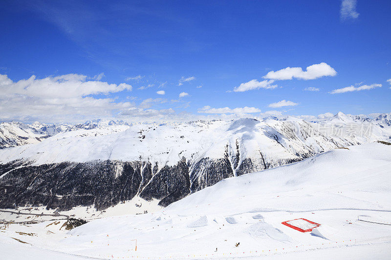 冬季全景阿尔卑斯山雪景里维诺意大利粉末雪