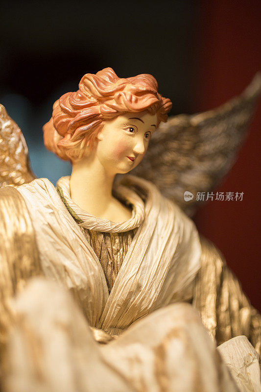 圣诞天使小雕像的特写。