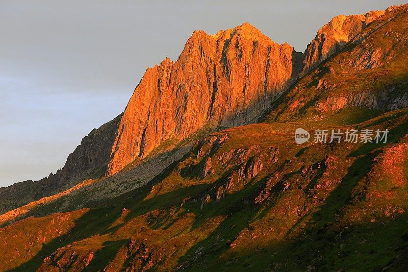 奥伯拉尔山脉顶峰金色日出，瑞士阿尔卑斯山，格劳宾登