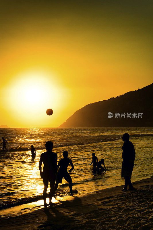 伊帕内玛海滩日落足球