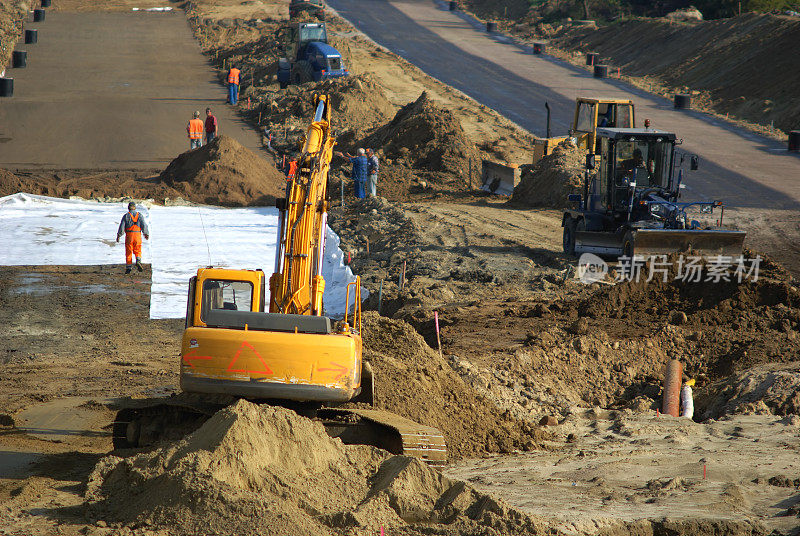 重型设备新建公路现场