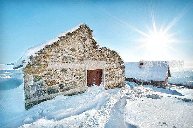 雪山中的废弃小屋